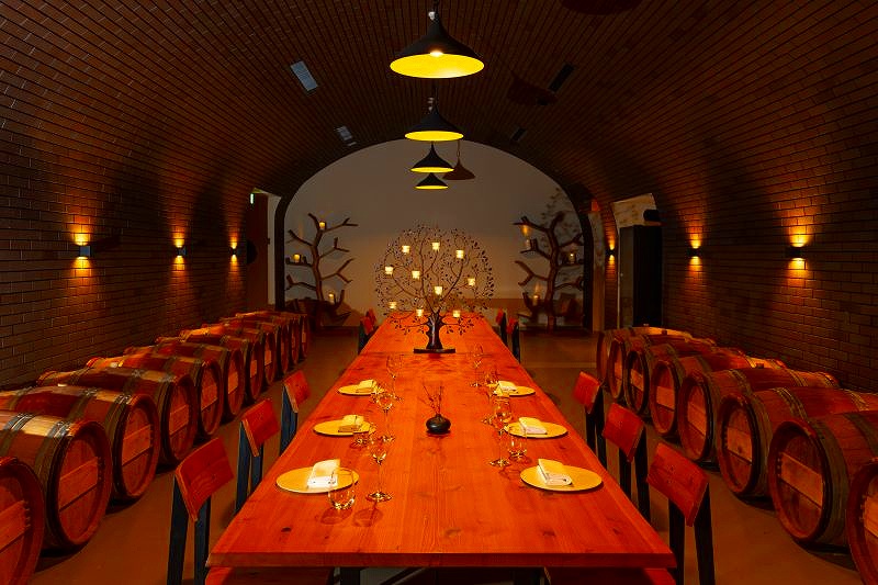 「NIKI Hills Winery」併設のホテルの宿泊者だけが楽しめるディナー会場内の様子