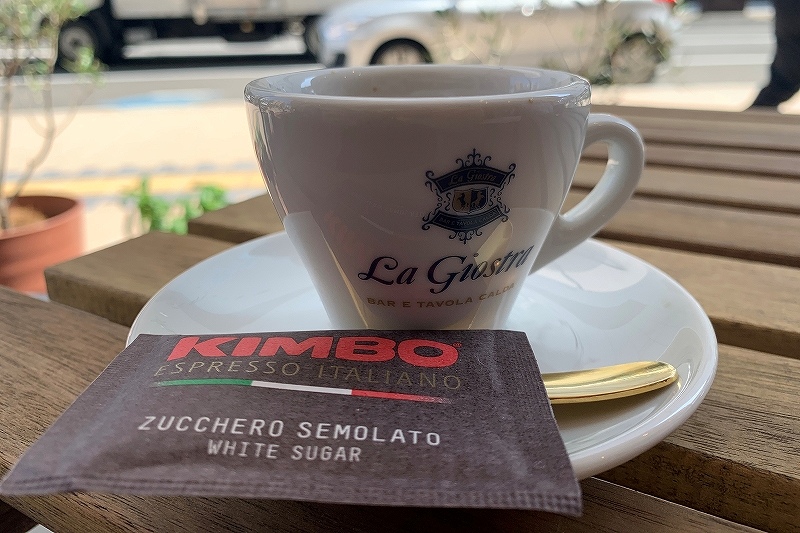 ラ・ジョストラ ピッツェリア エ バールのロゴが入ったエスプレッソカップ