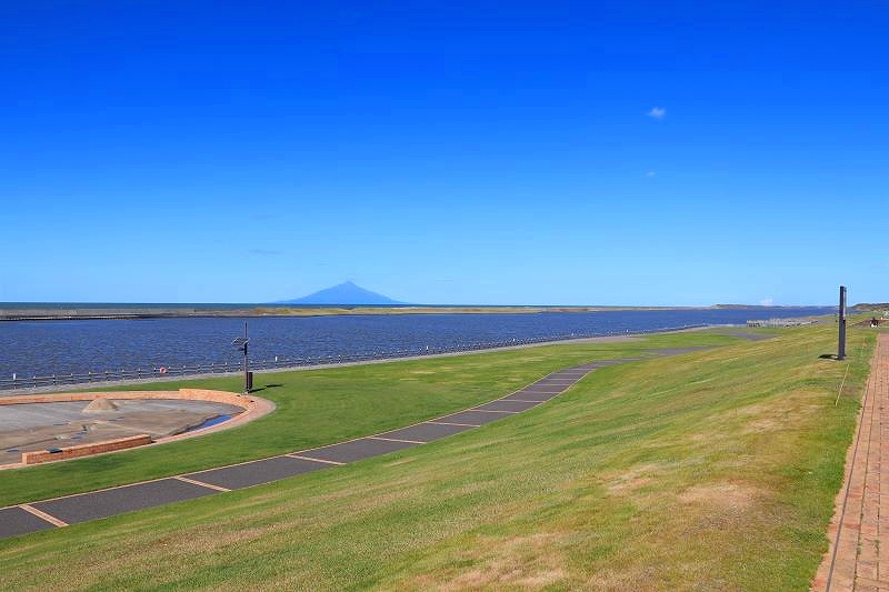 絶景スポットの定番となっている「天塩川河川公園」
