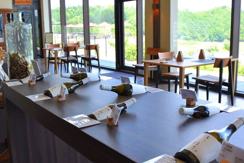 販売されているワインが並ぶ「NIKI Hills Winery」のワインショップ