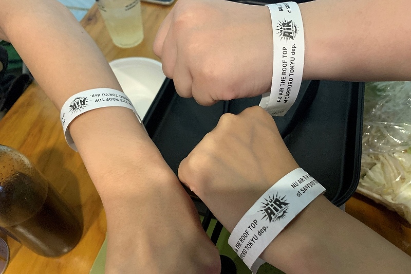 さっぽろ東急百貨店の屋上テラスビアガーデンで飲み放題プランにするともらえるリストバンド