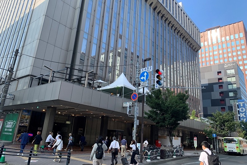 さっぽろ東急南側交差点から望んだビアガーデン2階テラス 