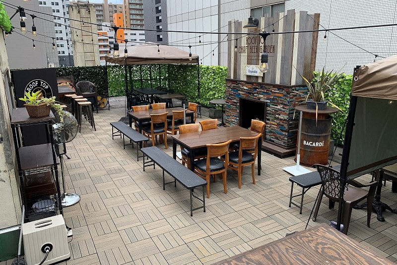 ガーデンパラソルが設置されたBUDDYBUDDYのビアガーデン