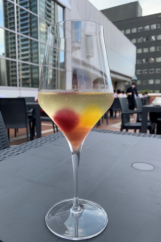 オールデイダイニング メムが提供しているスペシャルカクテルのひとつ「アイスボーールスパークル」