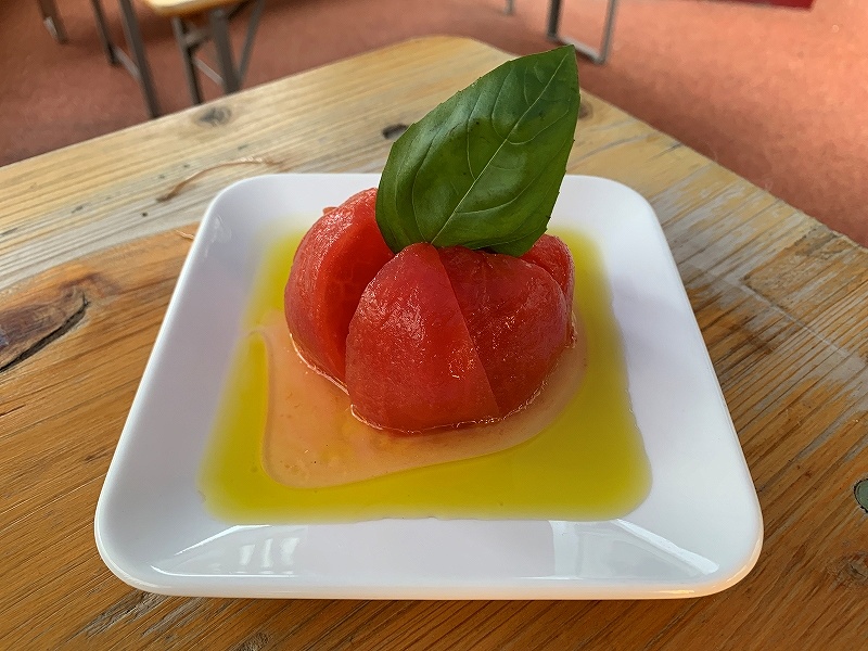 タップルームビアコタンが提供している「まるごと冷やしトマト バジルマリネ」