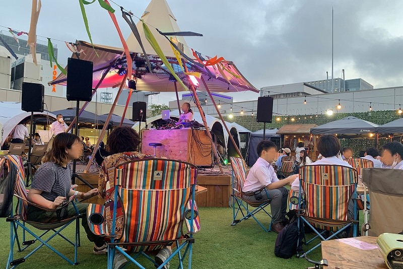 営業中のさっぽろ東急百貨店の屋上テラスビアガーデン。ビールやカクテルなどを楽しんでいる客でにぎわっている