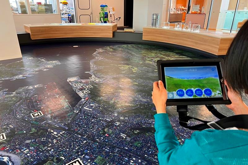 タブレットでＶＲ映像も楽しめるＤＥＮＺＡＩ環境科学館の内部