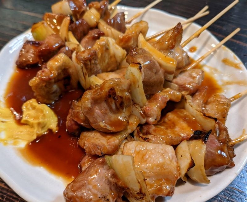 甘じょっぱいタレがたっぷりと絡んだ室蘭やきとりの盛り合わせ