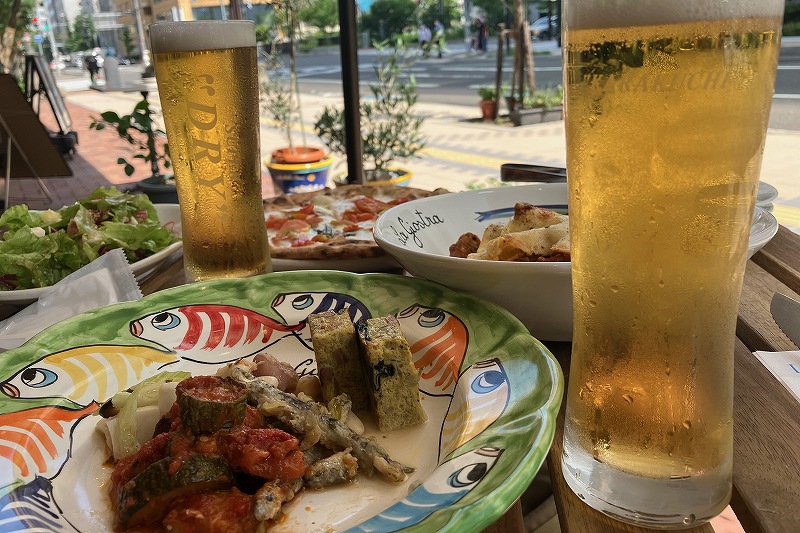 グラスに注がれたビールとフード