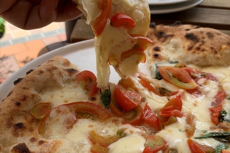 ラ・ジョストラ ピッツェリア エ バールが提供しているモッツァレラチーズベースのピッツァ「ビアンカ」