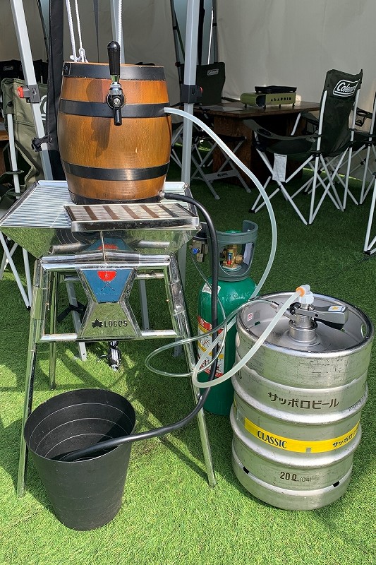 さっぽろ東急百貨店の屋上テラスビアガーデンの飲み放題プランで、客が自分でビールを注ぐことができるサーバー