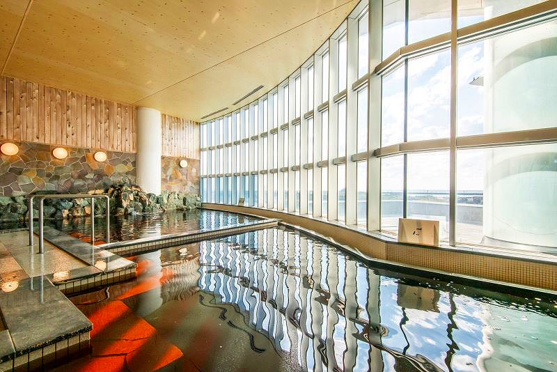 茶褐色のお湯とツーンと来る香りが特徴的なてしお温泉夕映の浴場