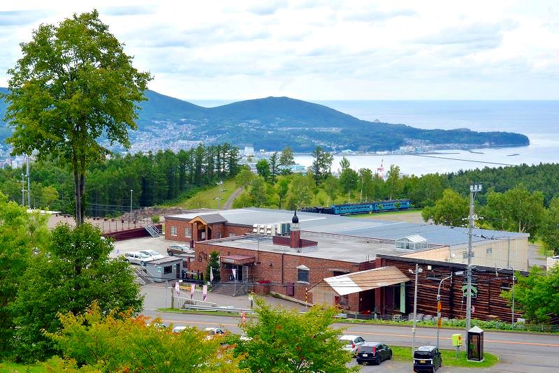 日本海が一望できる北海道ワインの工場