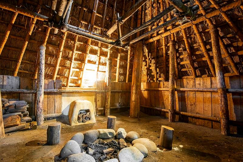 森の中に復元された川口遺跡の竪穴式住居の内部