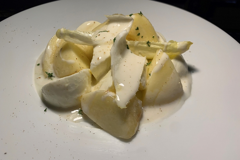 Bistro MIMIで提供されている白桃を使ったサラダ