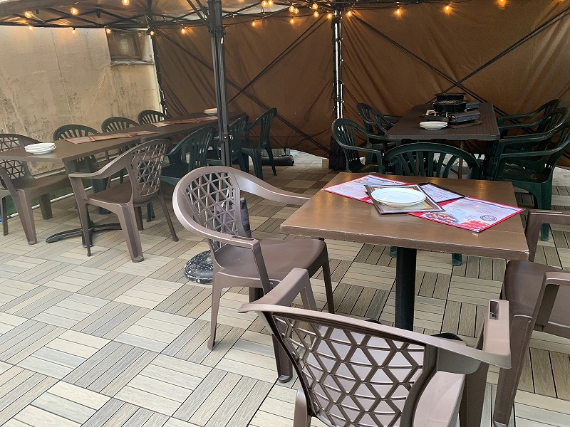 BUDDYBUDDYのビアガーデンのフロアに置かれているテーブル席