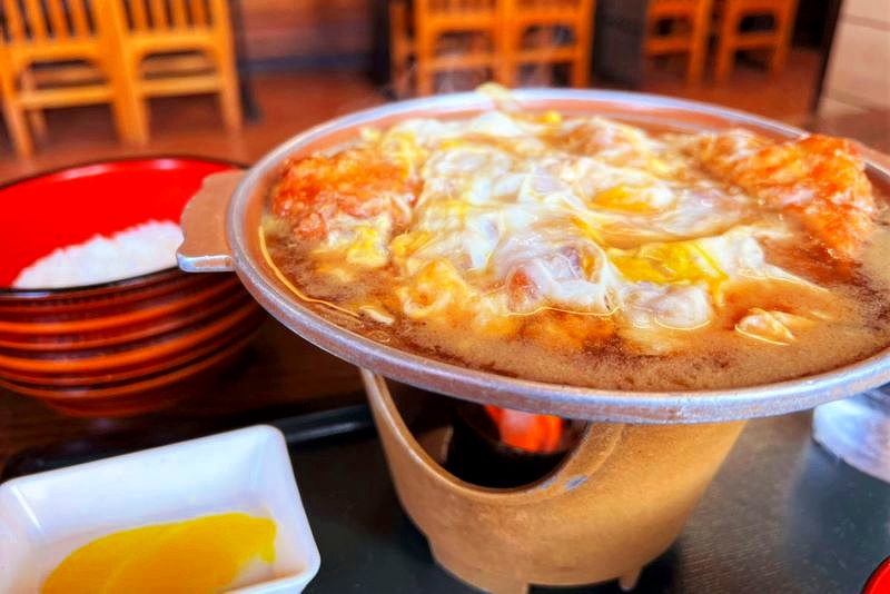 輪西店名物の「別鍋」スタイルのかつ丼