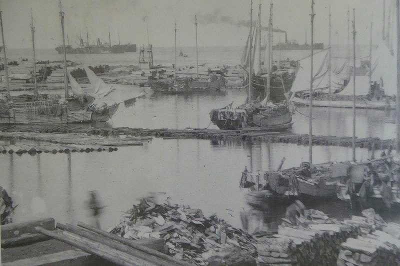 資料写真として残る「天塩の沖合を行き交う木材運搬船」