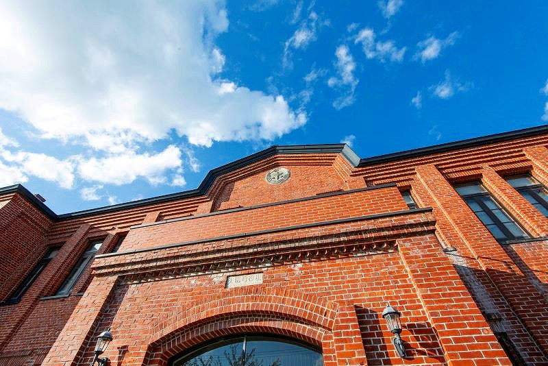 赤レンガ造りの天塩川歴史資料館の外観