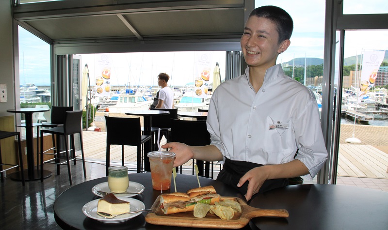 マリーナカフェで提供される余市町産の豚肉を使ったサンドイッチ（手前右）など