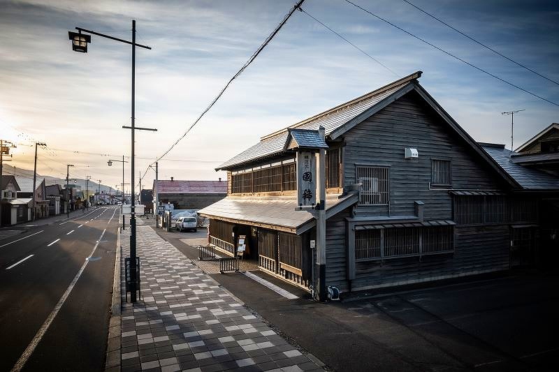 ニシン漁の漁場で働くやん衆のためにお酒を造ったのが始まりという国稀酒造の外観