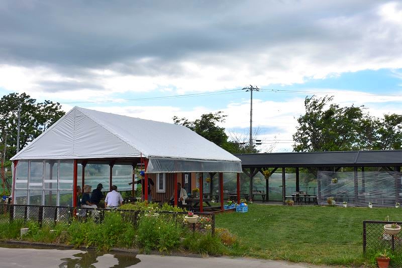 100人が一緒にバーベキューを楽しむことができるバーベキューハウス