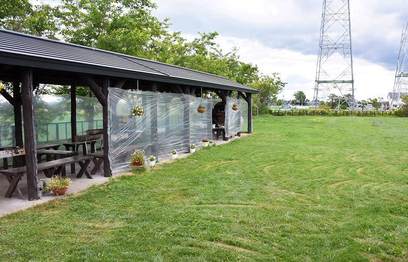 周りに芝生が広がるバーベキューハウス