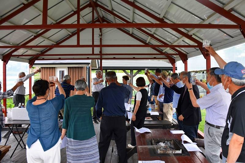 バーベキューハウスで立ち上がって乾杯する客