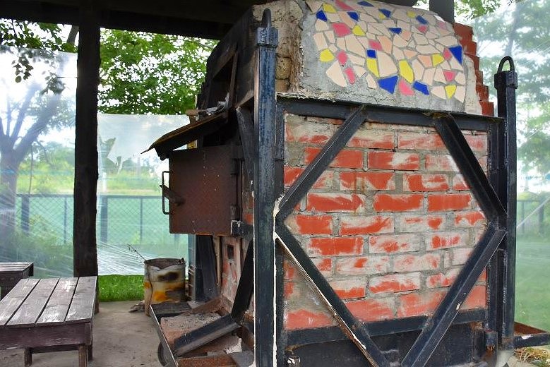 余湖農園の体験コースのひとつ、ピザ作り体験で使われている、ピザを焼く石窯