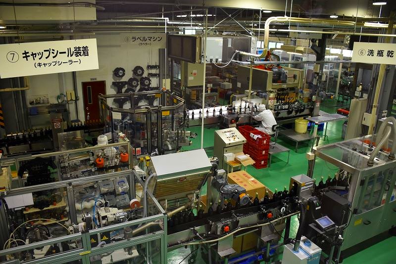 北海道ワインの工場見学ルートから見られる作業風景