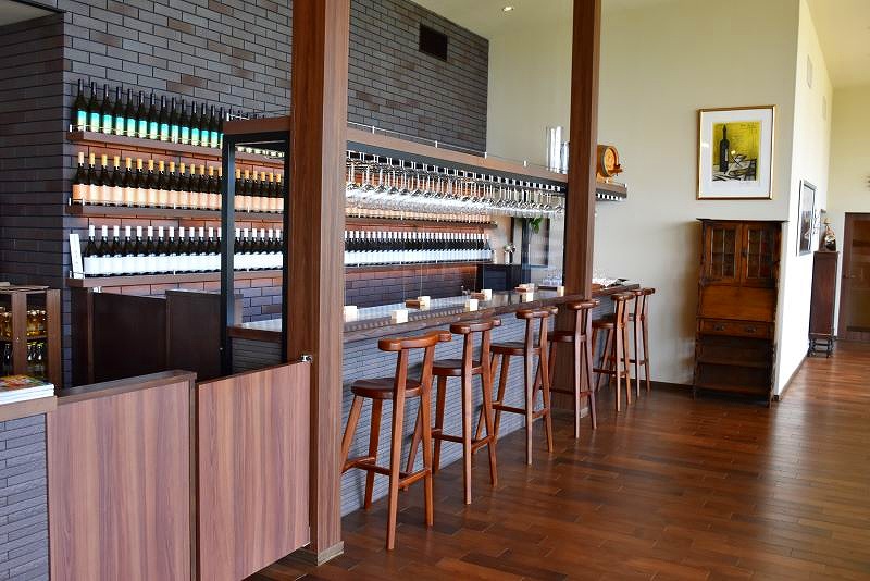 「NIKI Hills Winery」のバーカウンター