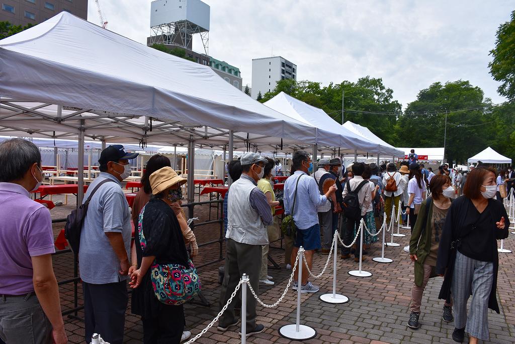午前１１時のオープン前から飲食スペースを確保するために並んだ人の列
