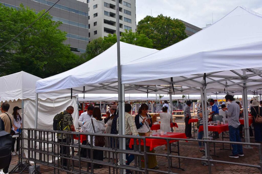 会場中央のテント内に設けられた飲食スペースの様子