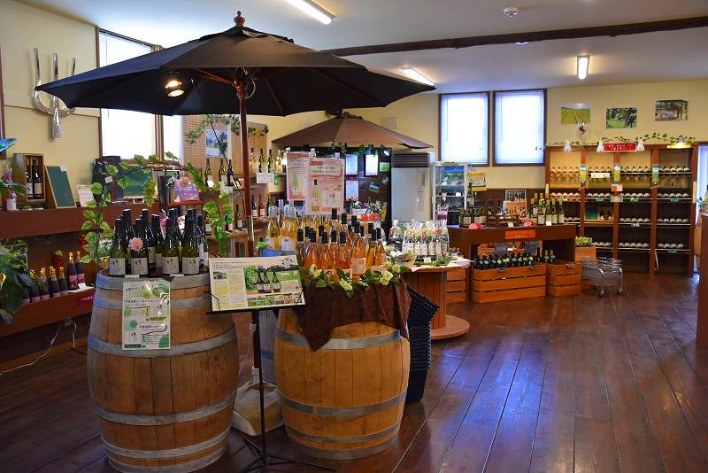 多くの種類のワインが並ぶドメーヌレゾンの直売所