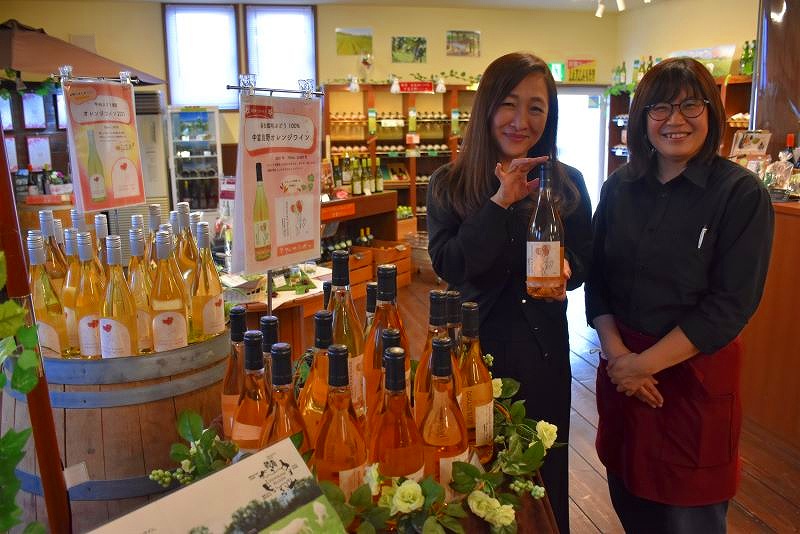 ドメーヌレゾンの直売所で笑顔を見せる松村俊美事業本部長（左）ら