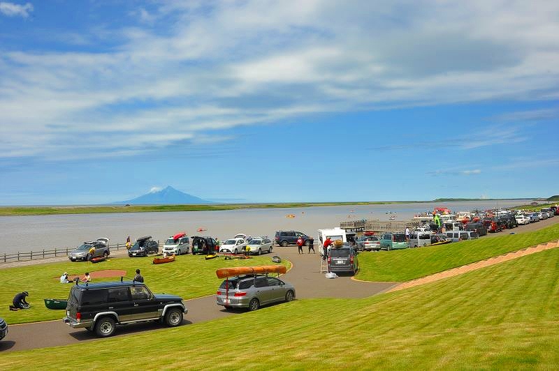 天塩川越しに臨める利尻富士