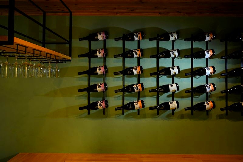 直売店にディスプレイされているワインボトル