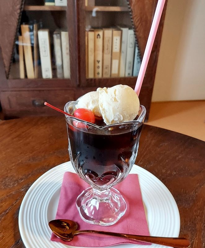 苦めのコーヒーに自家製アイスが２つのる「越治コーヒーフロート」