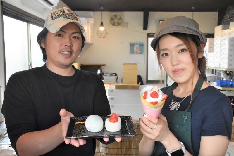 いちご屋の看板メニューの「いちごクレープ」と「いちご大福」。左が関口俊さん