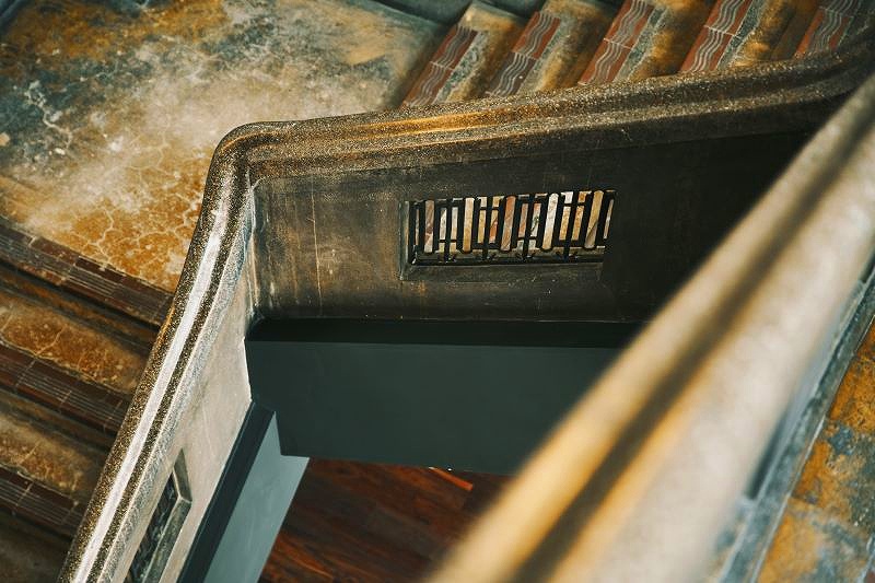 レトロな雰囲気のOMO5小樽南館の階段