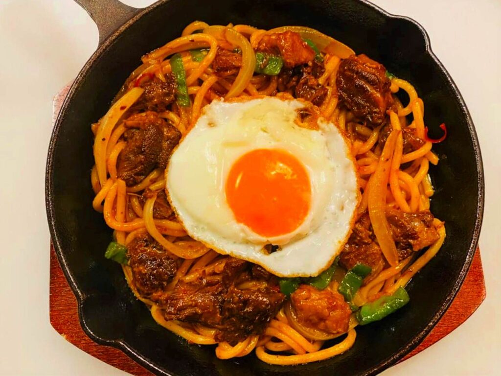 多国籍料理　呑食里（どんぐり）の人気メニュー「ナポリ舌」