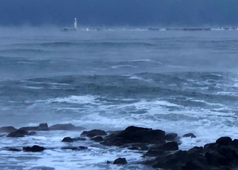 様々な気象条件が重なって黄金岬で発生する「けあらし」