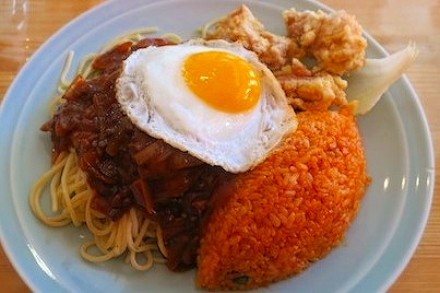食事処やまやで人気のチキンライス、ミートソーススパゲティ、ザンギ、ハンバーグ、目玉焼きが盛られた「やまやスペシャル」