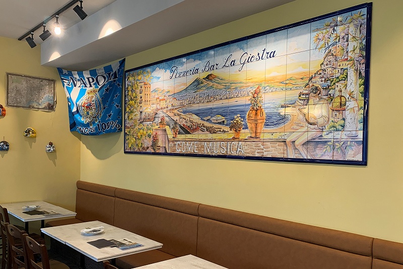 ラ・ジョストラ ピッツェリア エ バールの店内に飾られているタイル画