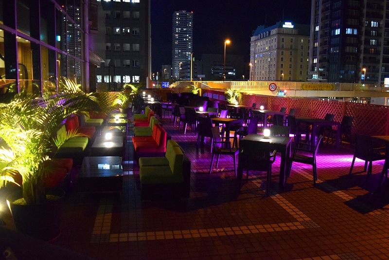 オールデイダイニング メムのビアガーデン会場の夜の様子