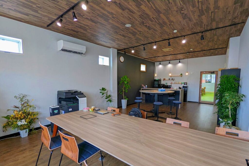 中標津町初のコワーキングスペース「ＭＩＬＫ」の別角度から見た内部