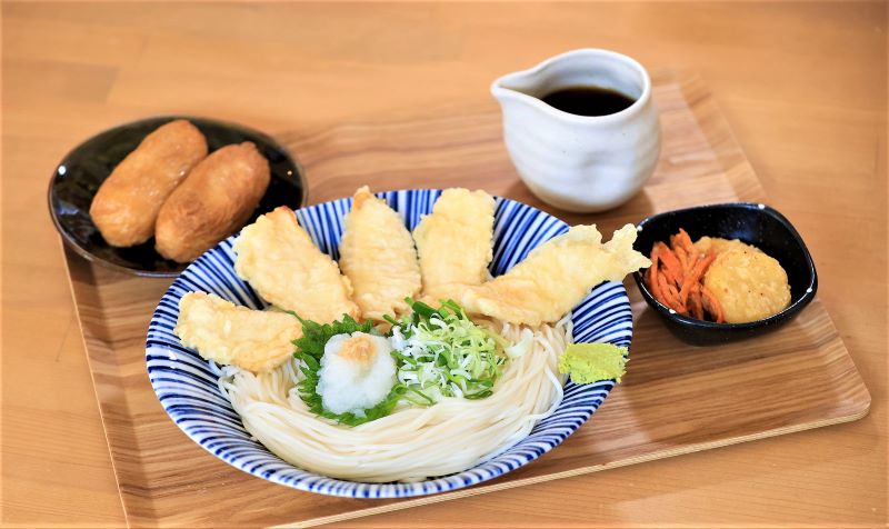 サクサクのとり天がのった生ひやむぎに、自家製のめんつゆをかけて味わう１番人気の「つむぐセット」