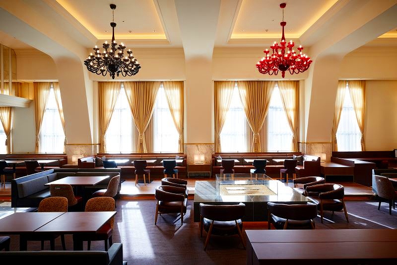 旧小樽商工会議所の大会議室を改装したOMO5小樽のカフェ&ダイニング