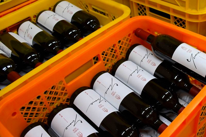 出荷を待つワイナリー夢の森のワインの数々