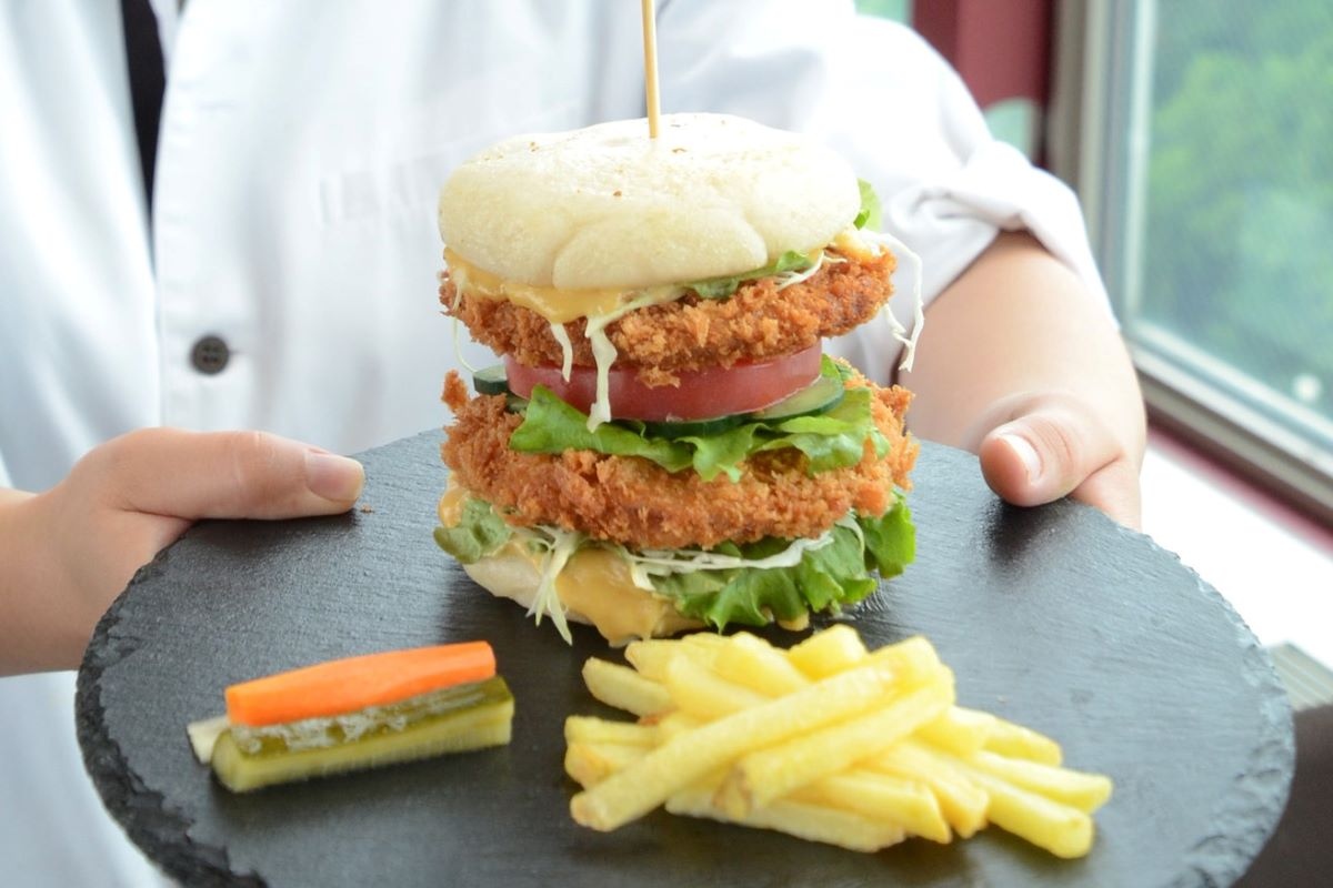 日ハム応援商品　続々＊やはりハムカツ　米粉バーガーやカレー／監督にあやかり　ど派手シュークリーム